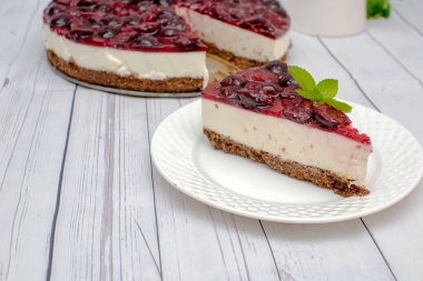 Masada kiraz jöle ile soğuk cheesecake