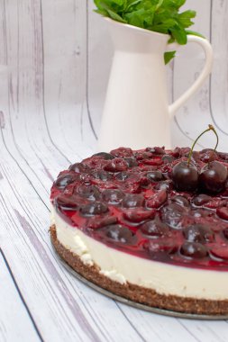 Masada kiraz jöle ile soğuk cheesecake