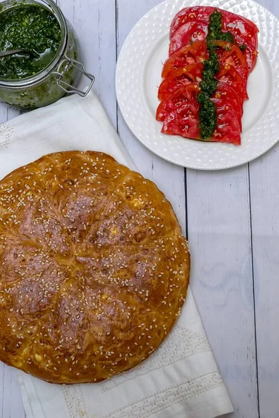 西红柿 盐和香料的圆面包 — 图库照片