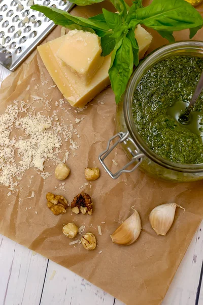 Hausgemachte Pesto Sauce Und Zutaten Käse Knoblauch Basilikum Walnüsse Und — Stockfoto