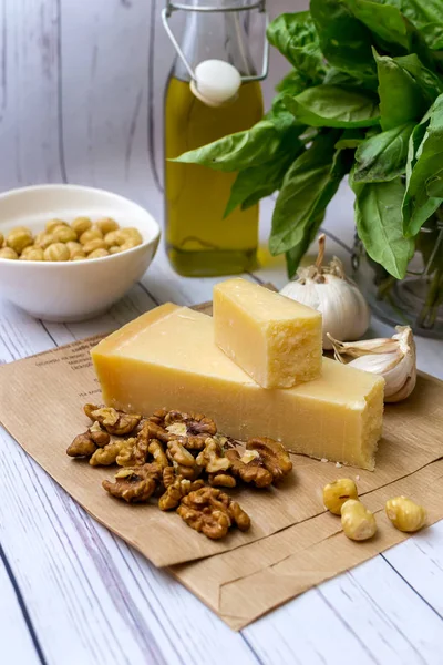 Hausgemachte Pesto Sauce Und Zutaten Käse Knoblauch Basilikum Walnüsse Und — Stockfoto