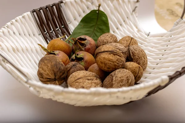 Ceviz Medlars Beyaz Bir Arka Plan Üzerinde Yığını — Stok fotoğraf