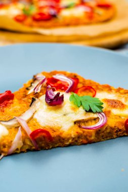 Pizza blat Yulaf tohumu, mantar, soğan, mozzarella ve domates ile süslenmiş ve tatlı patates ile