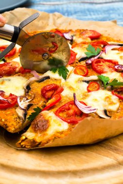 Pizza blat Yulaf tohumu, mantar, soğan, mozzarella ve domates ile süslenmiş ve tatlı patates ile