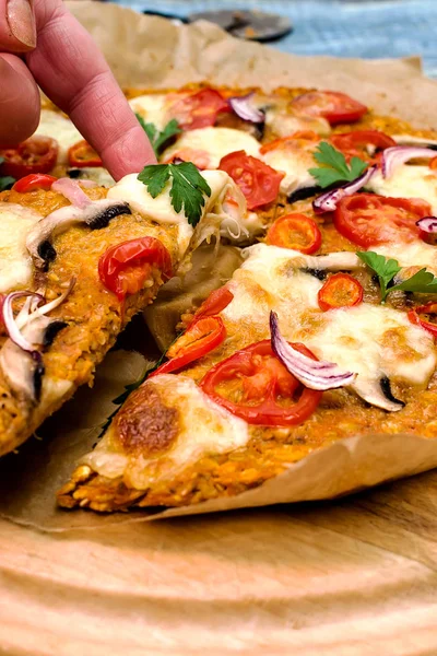 Pizza Met Blat Van Zoete Aardappel Haver Zaden Gegarneerd Met — Stockfoto