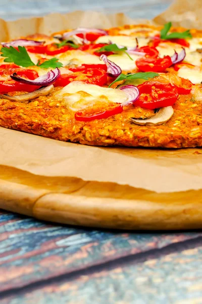 Pizza Met Blat Van Zoete Aardappel Haver Zaden Gegarneerd Met — Stockfoto