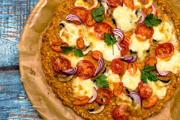 Pizza Mit Süßkartoffel Und Haferflocken Garniert Mit Pilzen Zwiebeln Mozzarella — Stockfoto