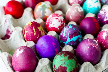 Paskalya için farklı renklerde boyanmış yumurtalar.