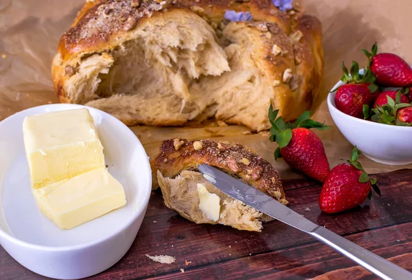 Süßes Osterbrot mit Blumenschmuck — Stockfoto