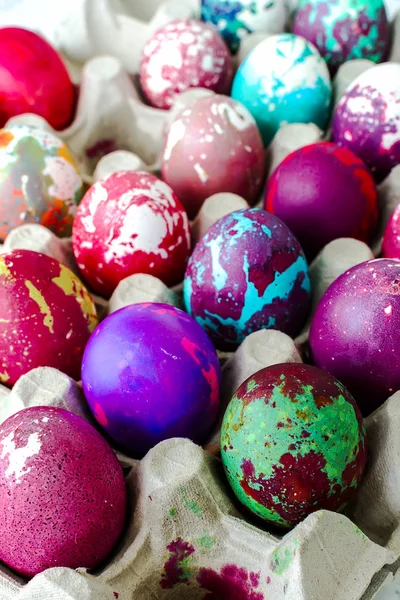 Œufs peints avec différentes couleurs pour Pâques — Photo