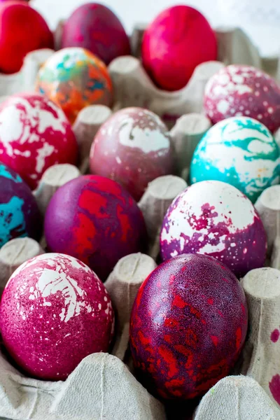 Œufs peints avec différentes couleurs pour Pâques — Photo