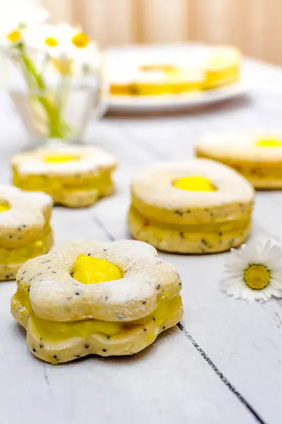 Biscoitos de Páscoa como ovos com creme cítrico — Fotografia de Stock