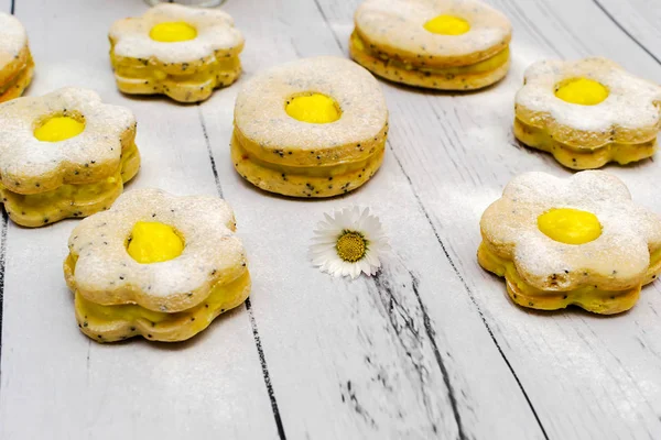 Biscoitos de Páscoa como ovos com creme cítrico — Fotografia de Stock