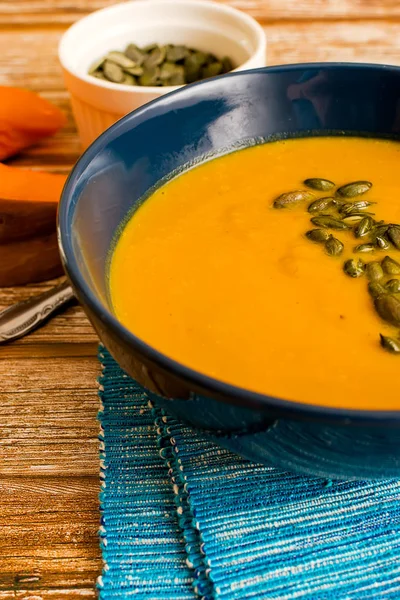 Creamy pumpkin soup garnished with pumpkin seeds — Stock Photo, Image