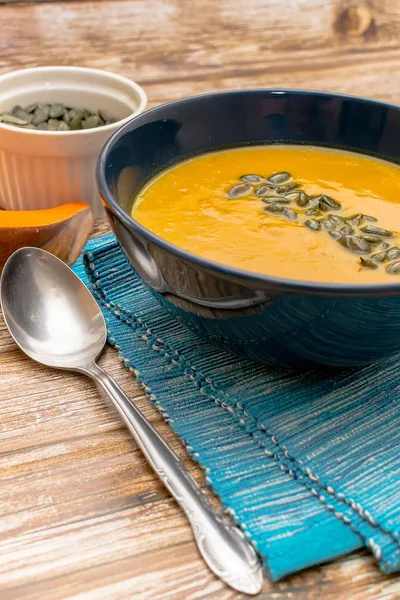 Creamy pumpkin soup garnished with pumpkin seeds — Stock Photo, Image