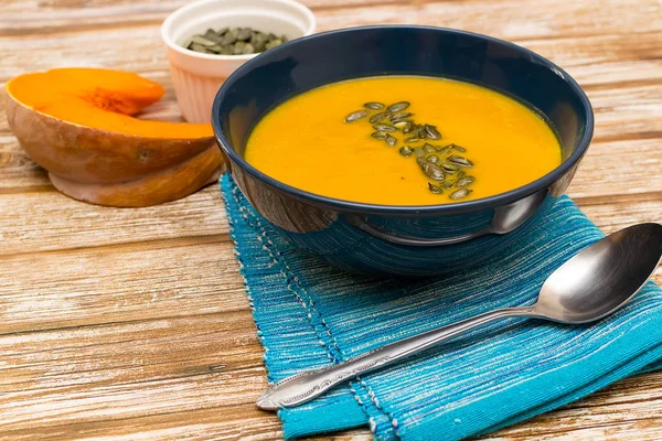 Creamy pumpkin soup garnished with pumpkin seeds — Stock Photo, Image
