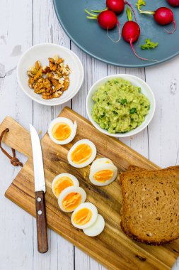 Avokado guacamole taze turp ve haşlanmış yumurta ile Sandviçler