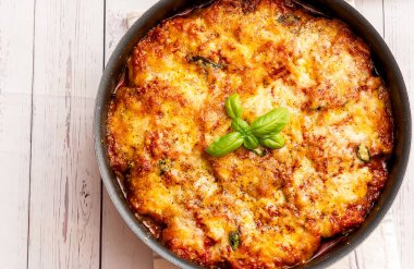 Bir tepsi geleneksel İtalyan tarifi parmesan ile Patlıcan
