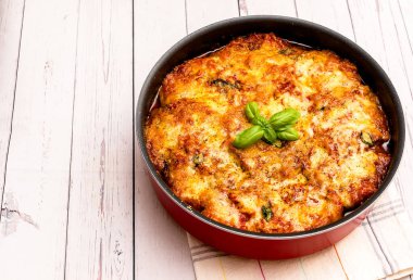Bir tepsi geleneksel İtalyan tarifi parmesan ile Patlıcan