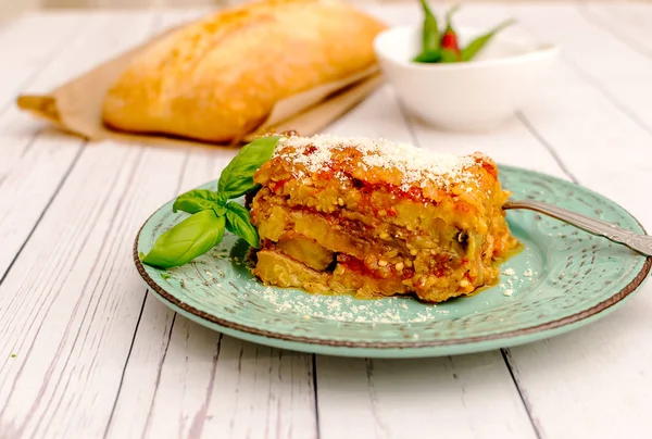 Melanzane con parmigiano in un piatto ricetta tradizionale italiana — Foto Stock