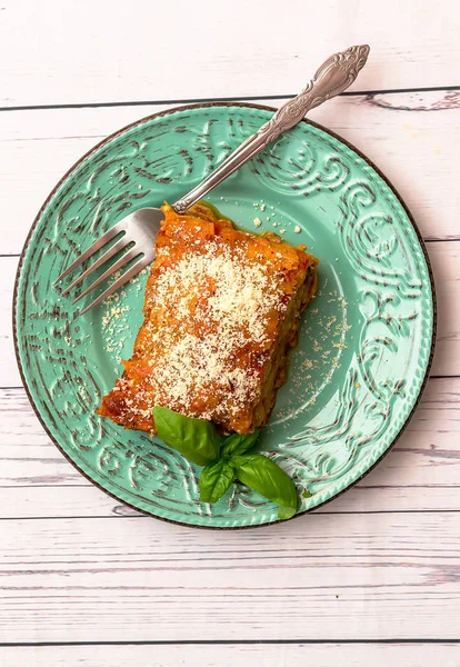 Berinjela com parmesão em uma placa receita italiana tradicional — Fotografia de Stock