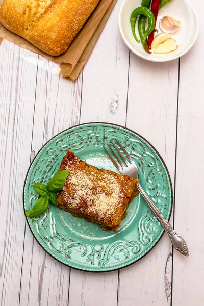 Aubergine med parmesan i en tallrik traditionella italienska recept — Stockfoto