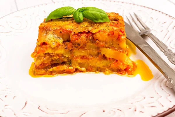 Баклажани з пармезан в тарілку традиційний італійський рецепт — стокове фото