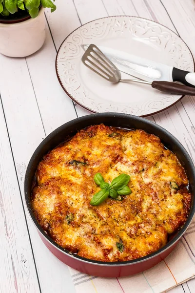 Melanzane con parmigiano in un vassoio ricetta tradizionale italiana — Foto Stock