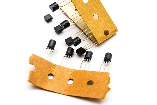 Pila di transistor a bassa potenza in confezione TO-92 su schienale bianco — Foto Stock