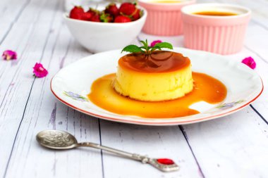 Kremalı karamel fırında yavaş yavaş pişiyor.