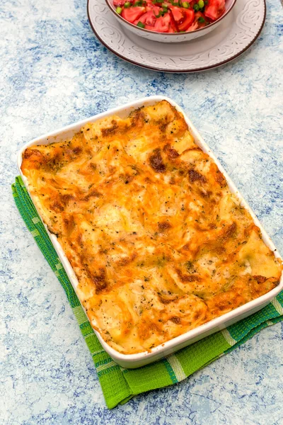 Vassoio Ceramica Con Lasagne Appena Sfornate Con Crosta Tostata — Foto Stock