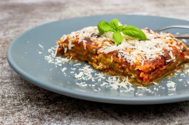 Parmigiana di Melanzane - Parmesanlı kızarmış patlıcan şeritleri, seramik tavada domates sosunda pişirilmiş
