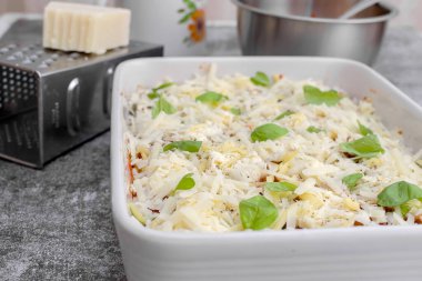 Parmigiana di Melanzane - Parmesanlı kızarmış patlıcan şeritleri, seramik tavada domates sosunda pişirilmiş