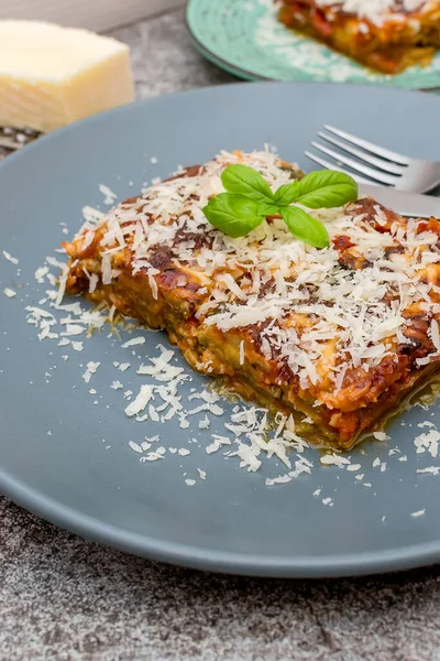 意大利面 Parmigiana Melanzane 用意大利面煎的茄子条 用番茄酱在陶瓷锅中烘烤而成 — 图库照片