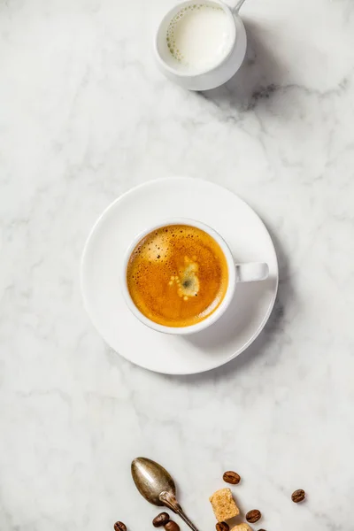 Café sobre fundo de mármore branco — Fotografia de Stock