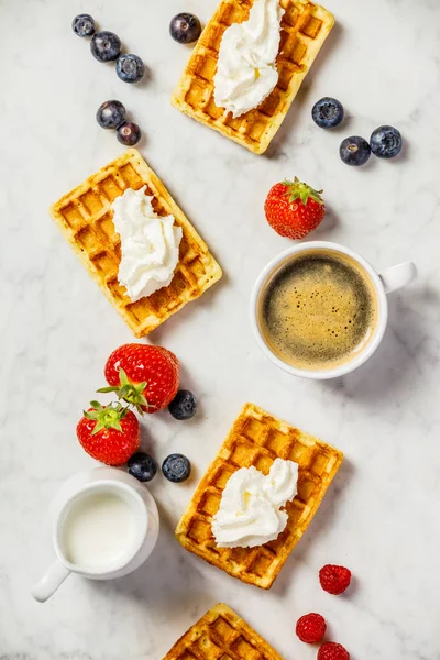 Gaufres traditionnelles belges à la crème fouettée et aux fruits frais — Photo