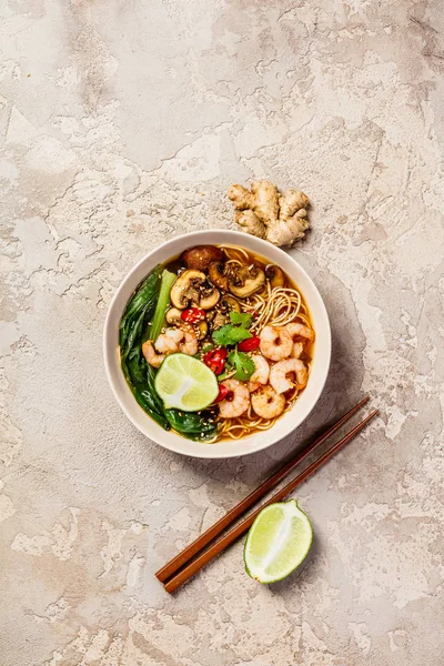 麺入りアジアン スープ — ストック写真
