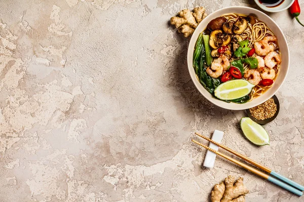 Asiatisk soppa med nudlar — Stockfoto
