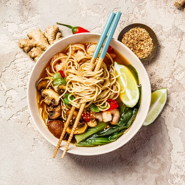 Minestra asiatica con tagliatelle — Foto Stock