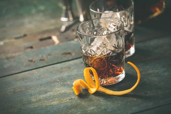 Cóctel alcohólico con cáscara de naranja y hielo —  Fotos de Stock