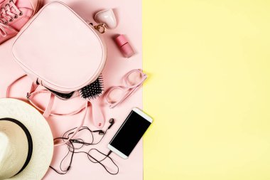 Düz moda aksesuarları ile yatıyordu