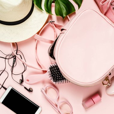 Düz moda aksesuarları ile yatıyordu