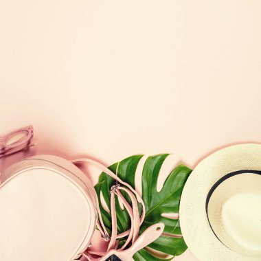 Güzel düz lay moda aksesuarları ile