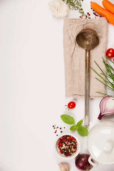 Красочные пищевые ингредиенты на белом фоне — стоковое фото