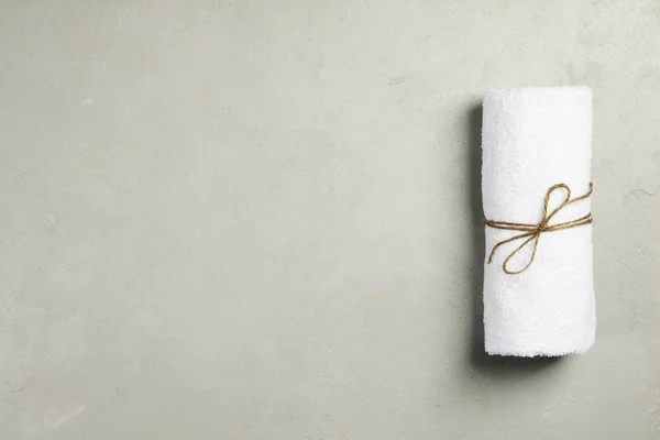 Spa-koncept. Pohled shora bílý ručník — Stock fotografie