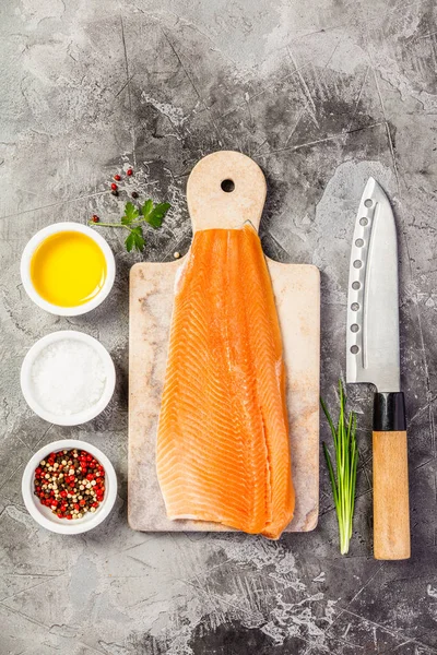 Filé de salmão cru e ingredientes — Fotografia de Stock