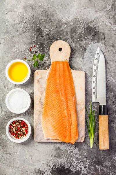 Filete de salmón crudo e ingredientes —  Fotos de Stock