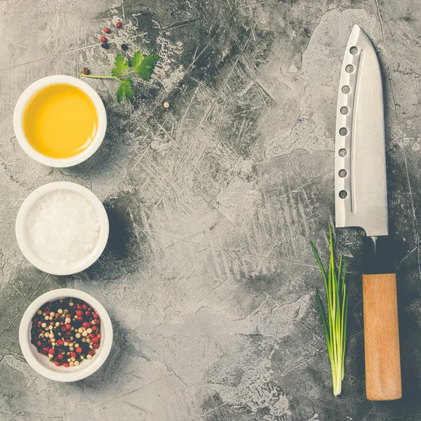 Кухонний ніж і спеції — стокове фото