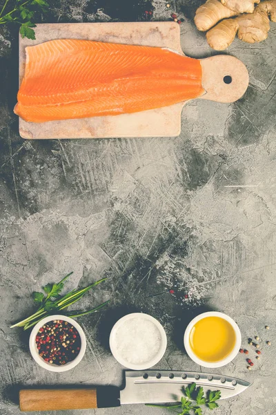 Филе и ингредиенты из сырого лосося — стоковое фото