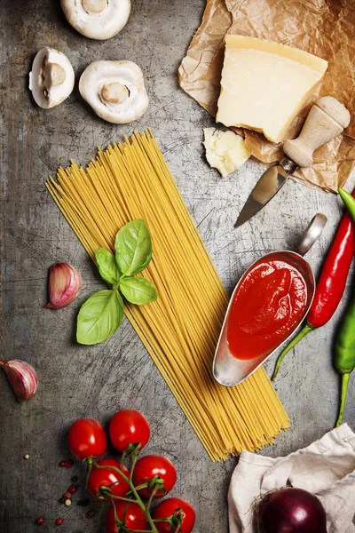 Salsa de tomate con espagueti e ingrediente — Foto de Stock